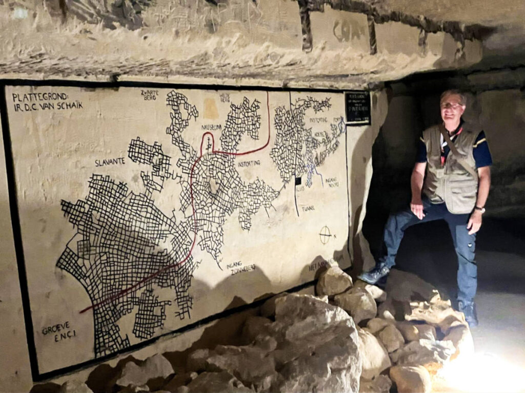 The tour guide showing tthe chalk drawing map in Maastricht’s North Caves