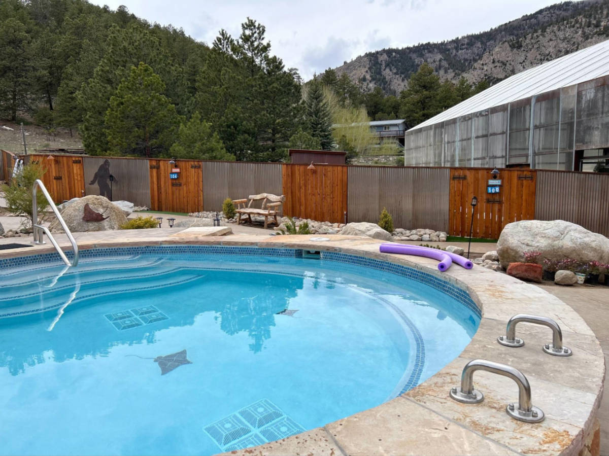 View of the pool in Charlotte Hot Springs with mountain views around
