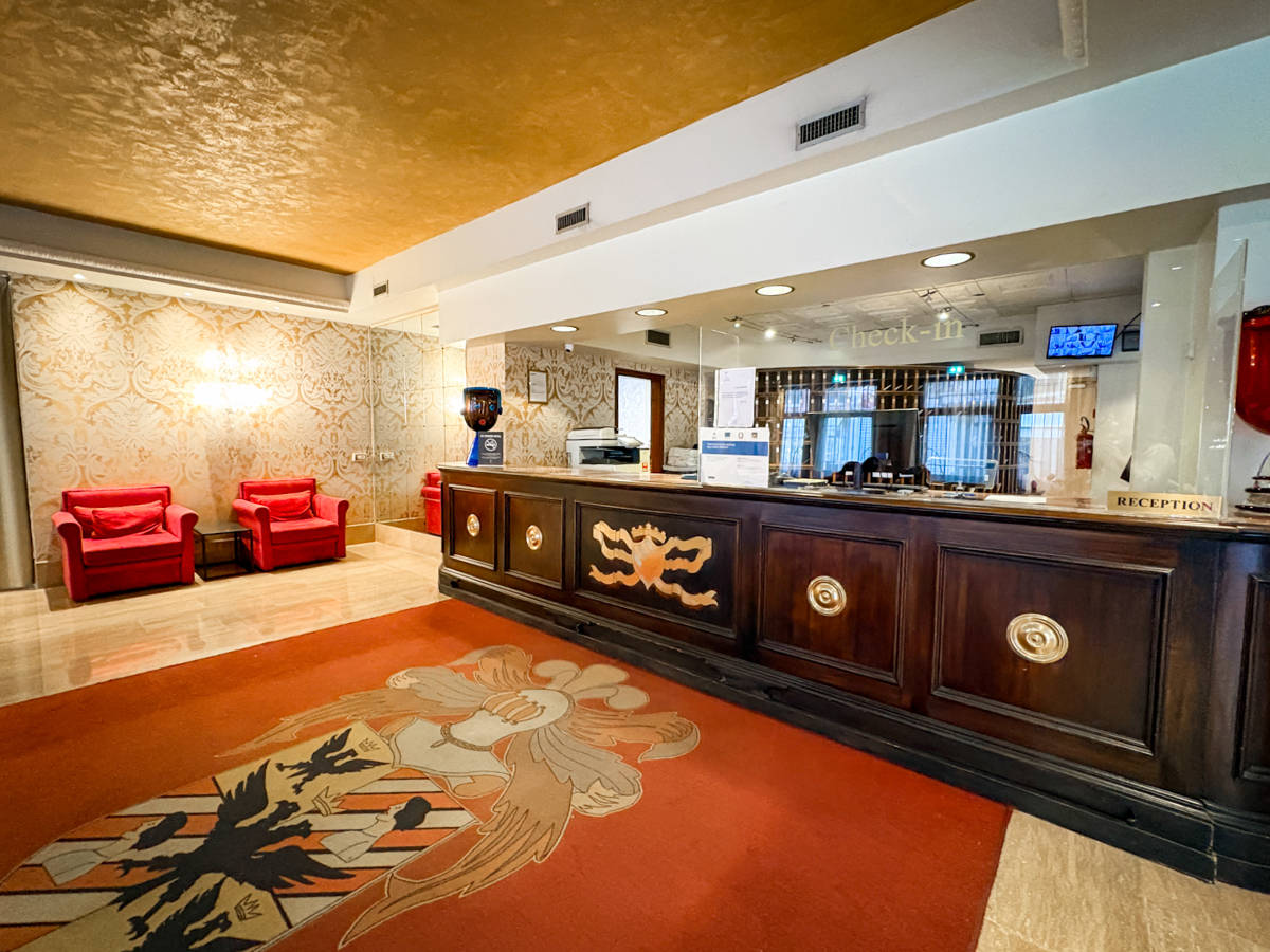 View of the check-in counter in Hotel Principe