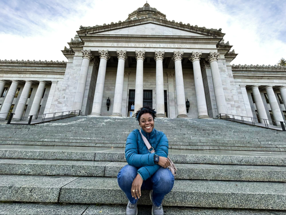 Travel Lemming Writer, Chelsea, posing in front of the Washington State Capitol
