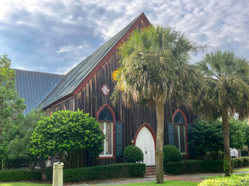 Outside view of the Church of the Cross in Bluffton and palm trees