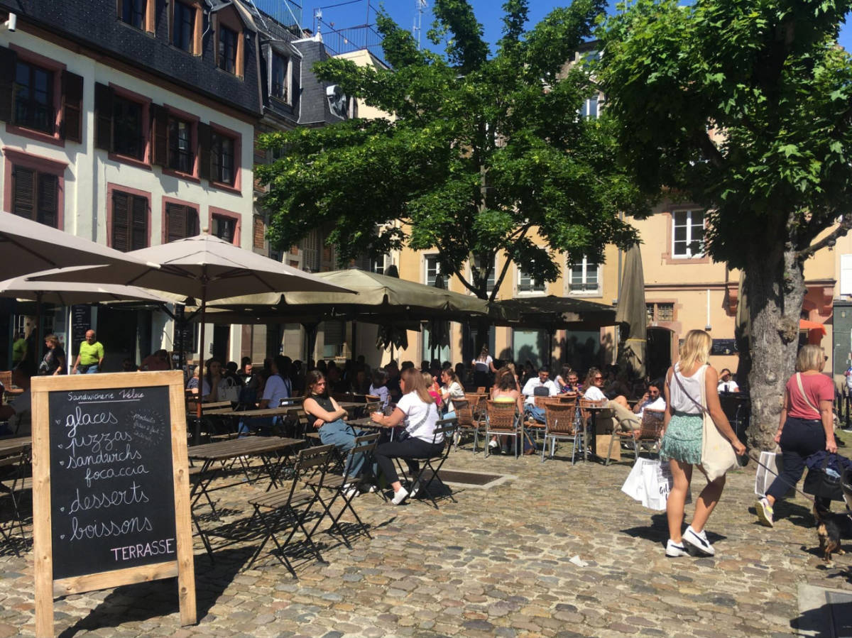 Crowd at the patio of the city center restaurant