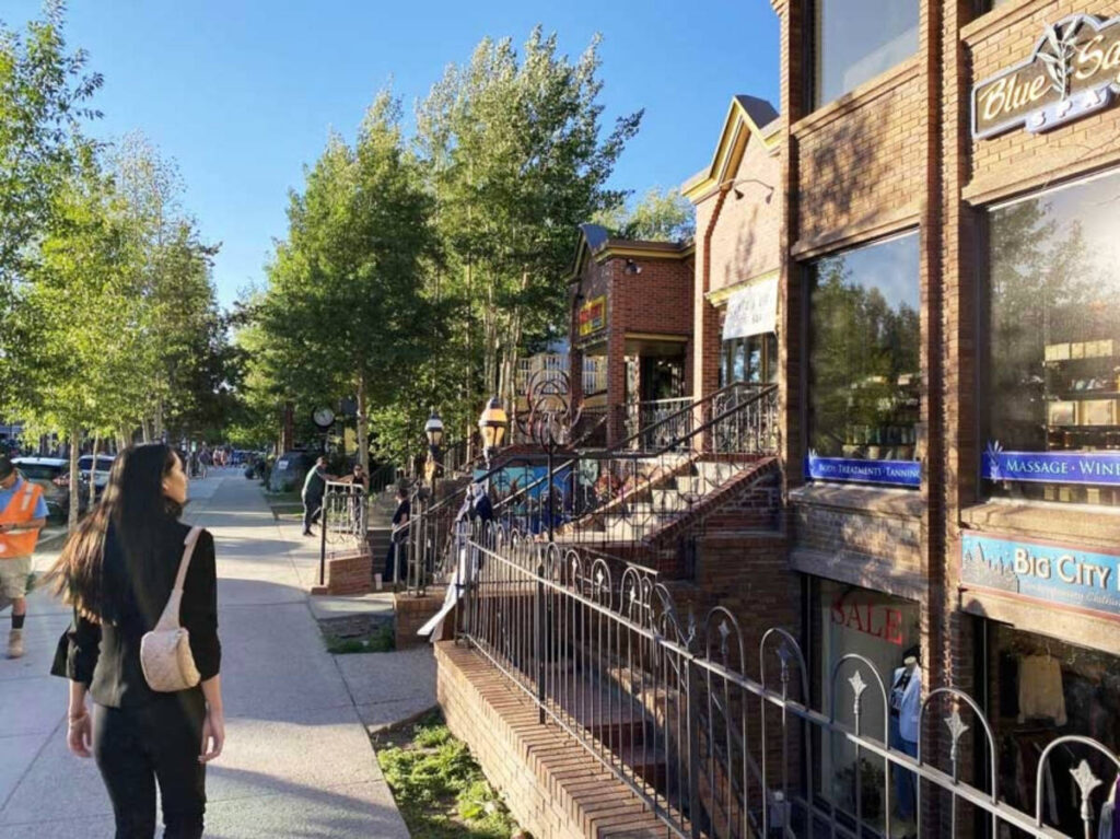 Travel Lemming writer Clara Kessler walking along the neighborhood in Breckenridge
