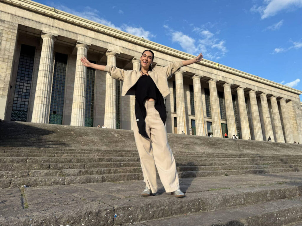 Travel Lemming writer Clara Kesseler, posing for a photo on the iconic steps of la Facultad de Derecho