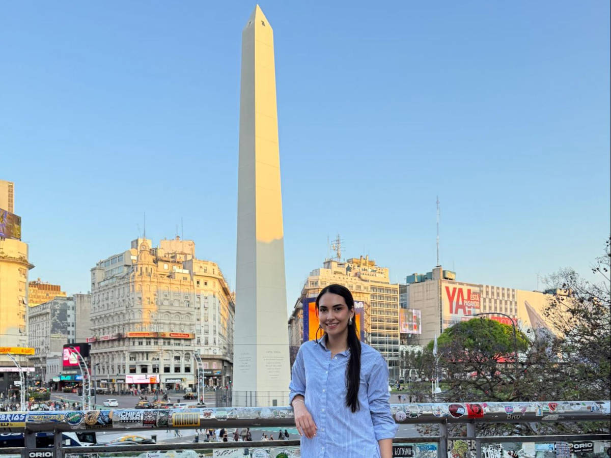 Travel Lemming writer Clara Kesseler, posing for a photo in front of the Obelisk and skyline of Buenos Aires