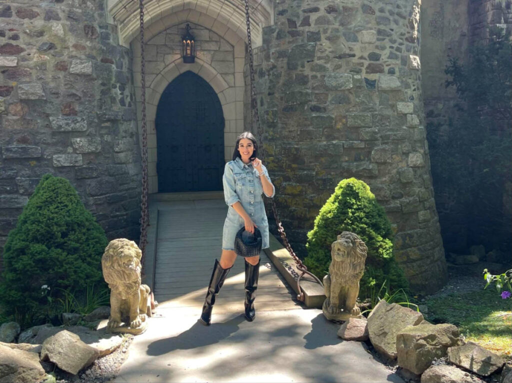 The author Claudicet Peña, posing for a photo in front of the entrance door of Hammond Castle