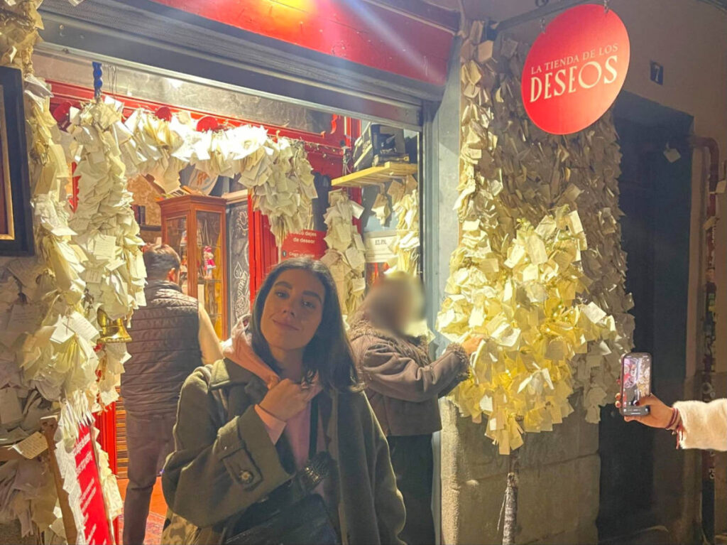 The author Claudicet Pena at the entrance of La Tienda de los Deseos
