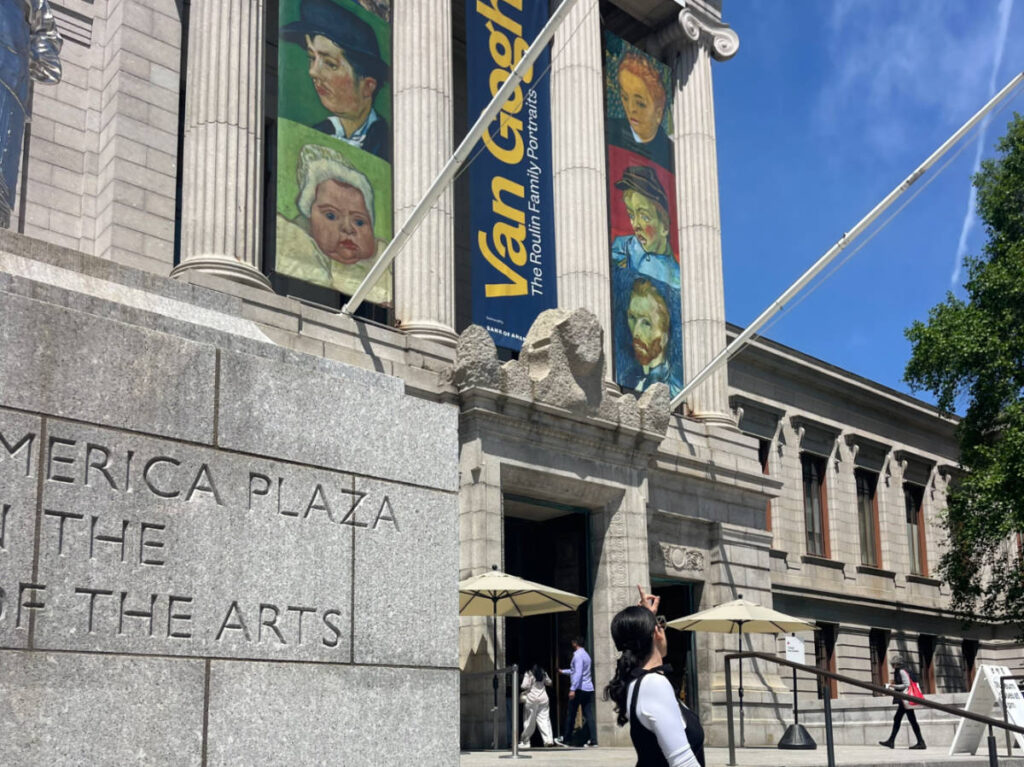The author Claudicet Pena, pointing to the entrance of the Museum of Fine Arts in Boston