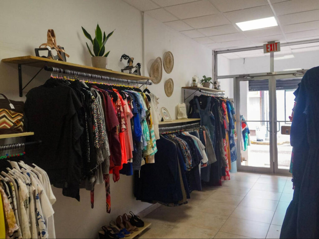 The clothes displayed in the racks in Segunda Vuelta