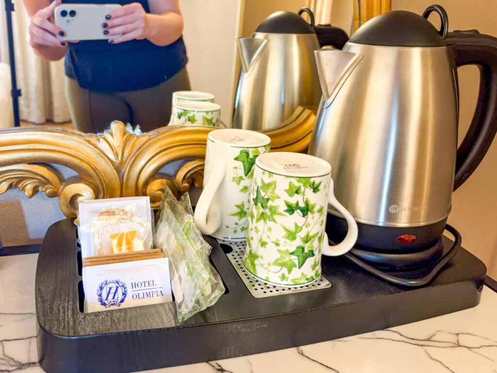The coffee station with kettle and mugs in the hotel room