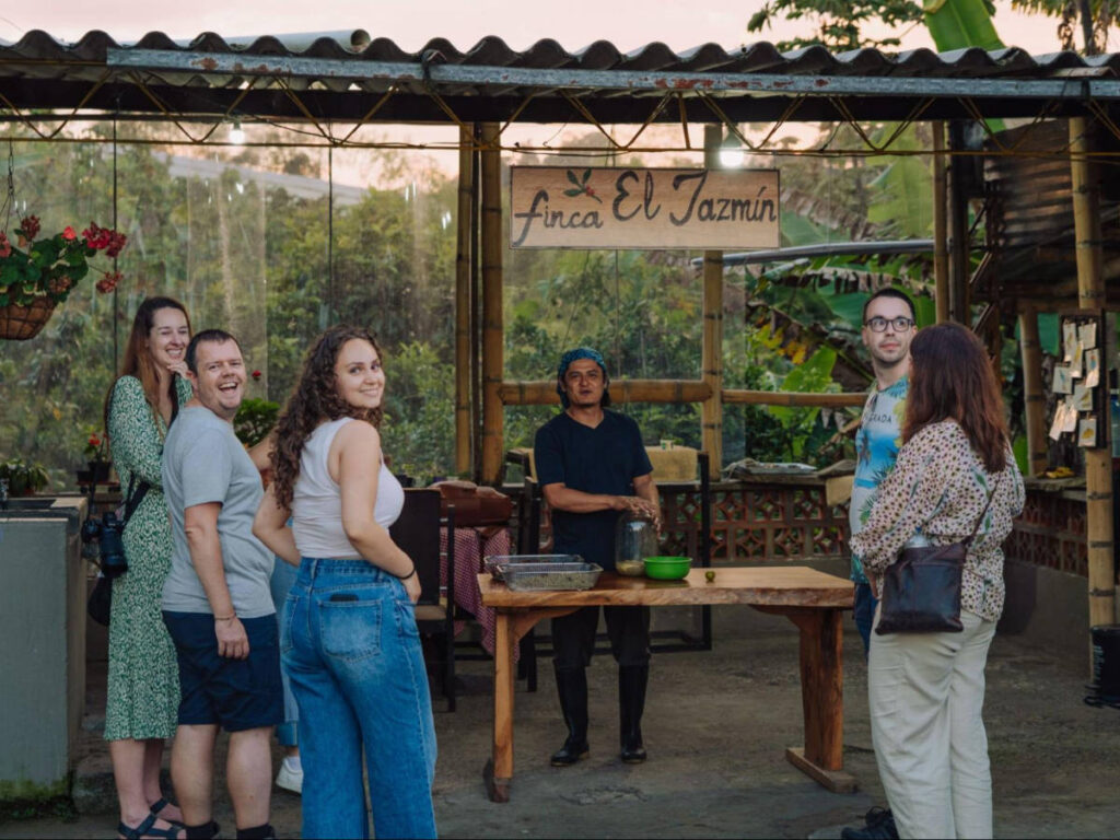A group of tourists ona a coffee tour at Finca El Jazmín