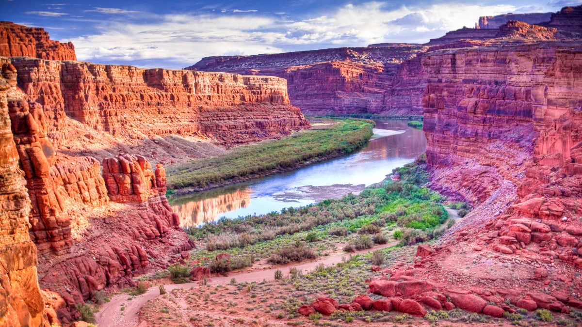 View of the Colorado river surrounded by the rocky mountain of Canyonlands