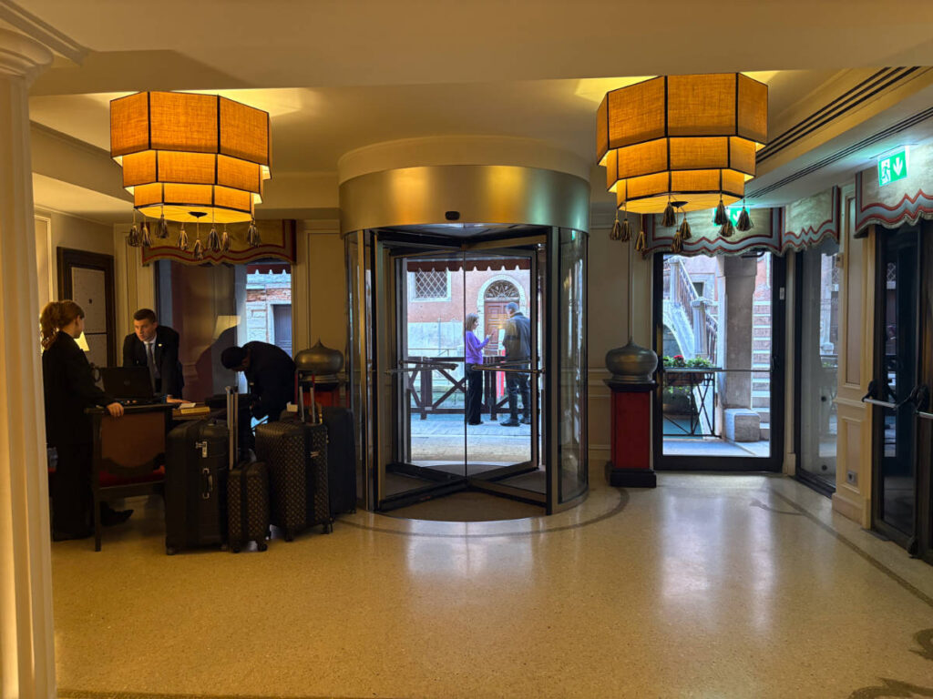 View of the lobby and entrance door of Splendid Venice