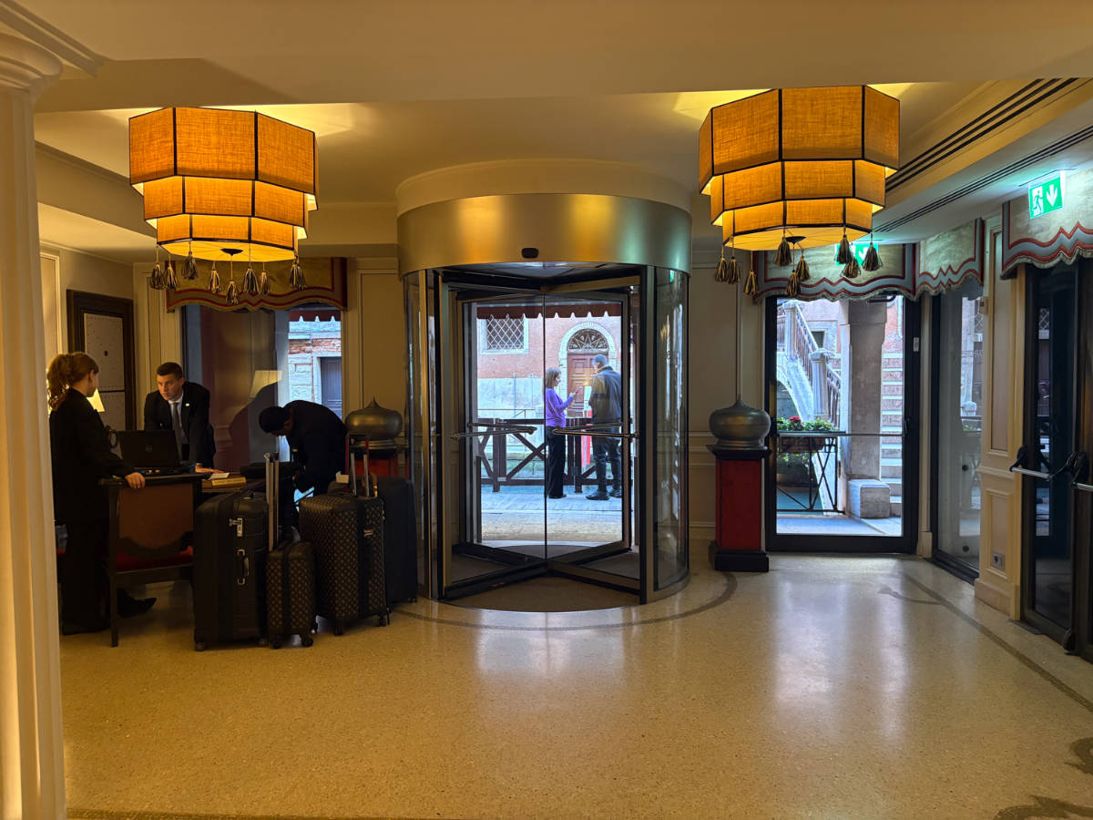 The concierge desk at the entrance of Splendid Venice