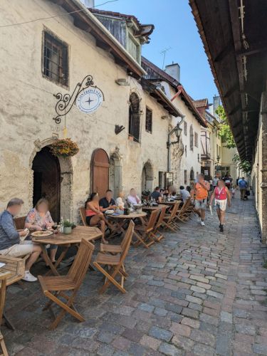 People dining at Controvento in St Catherine’s Passage