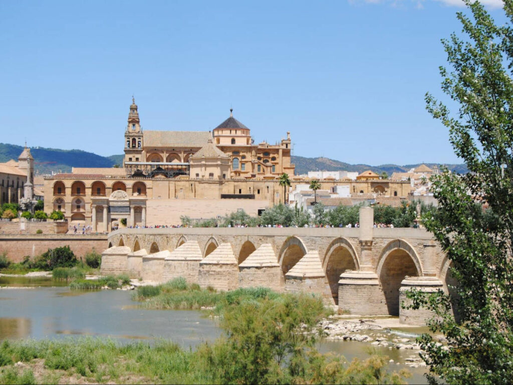 Panoramic view of the Mezquita-Catedral towers over the Roman Bridge