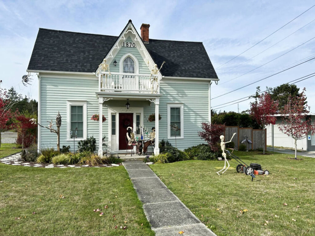 A house with Halloween decors outside