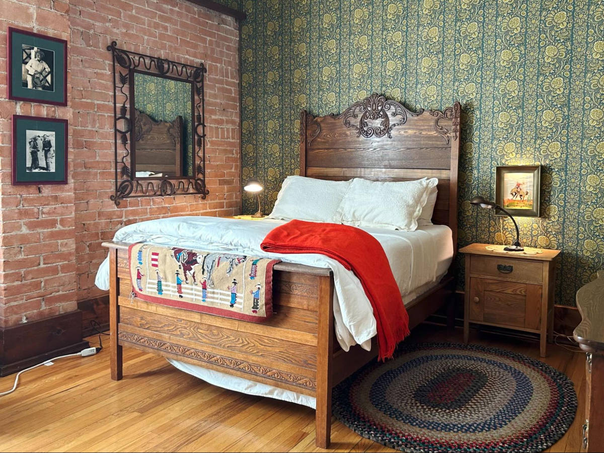 The huge bed in the cowboy-themed room in Gable House