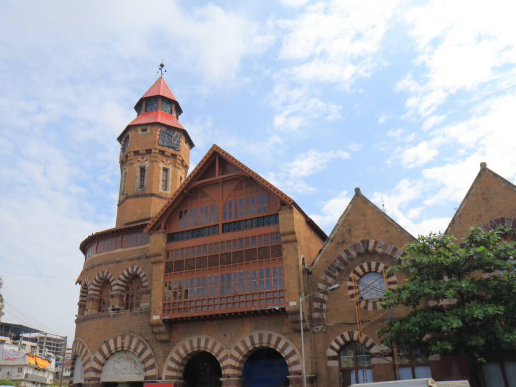 Perspective view of the exterior and grand entrance to the Crawford Market