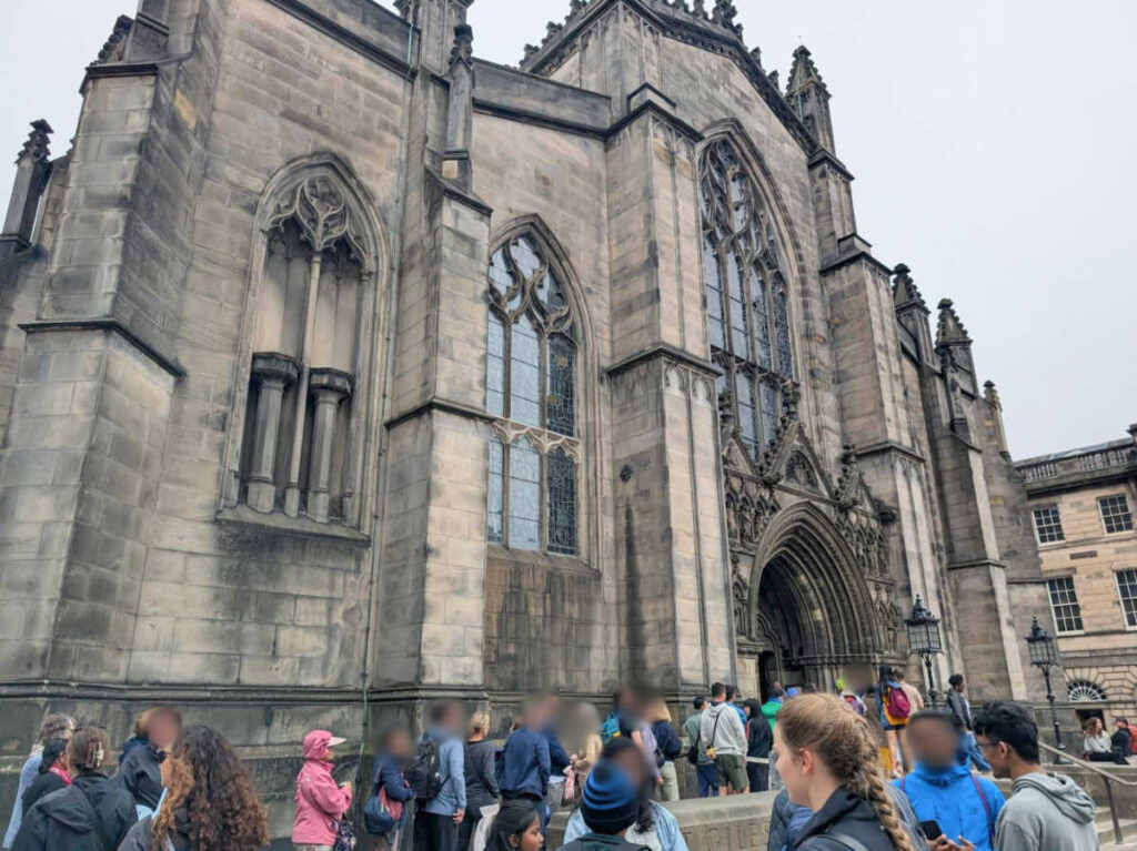 Crowd lining up outside the St Giles’ Cathedral