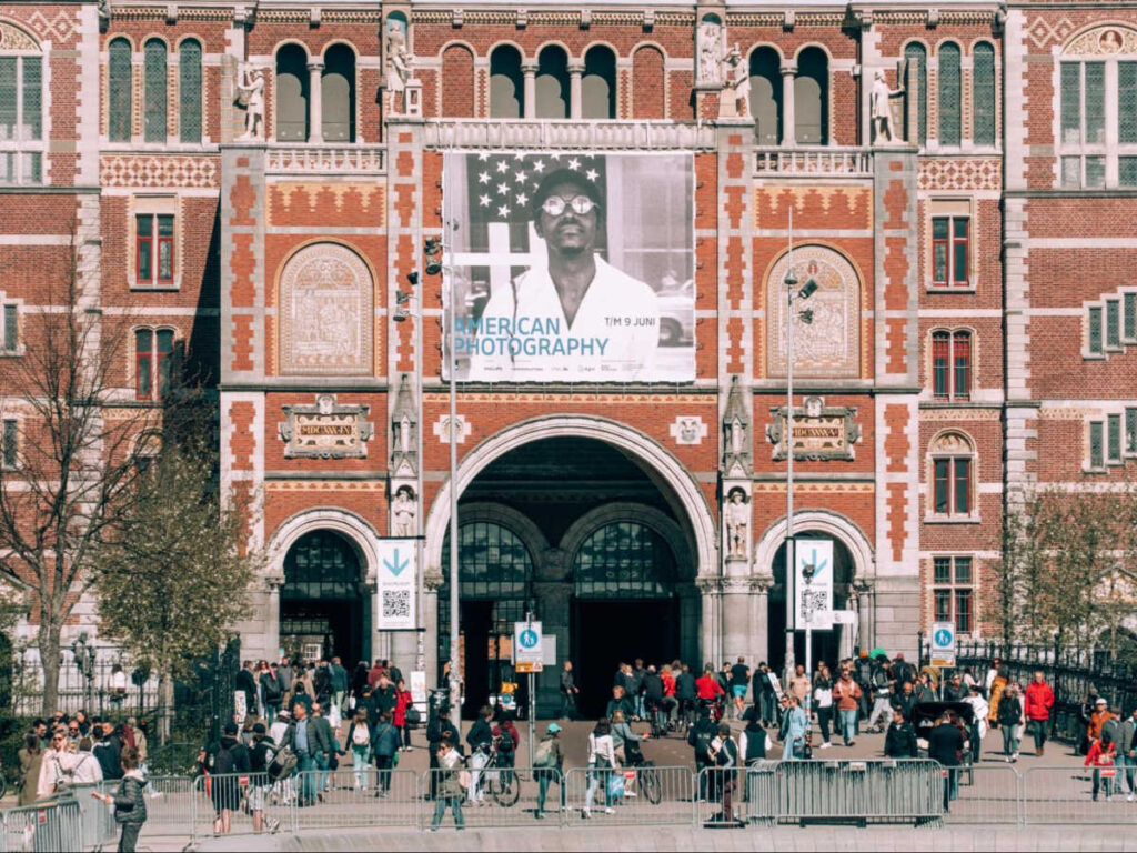View of the crowd at the entrance of Rijksmuseum