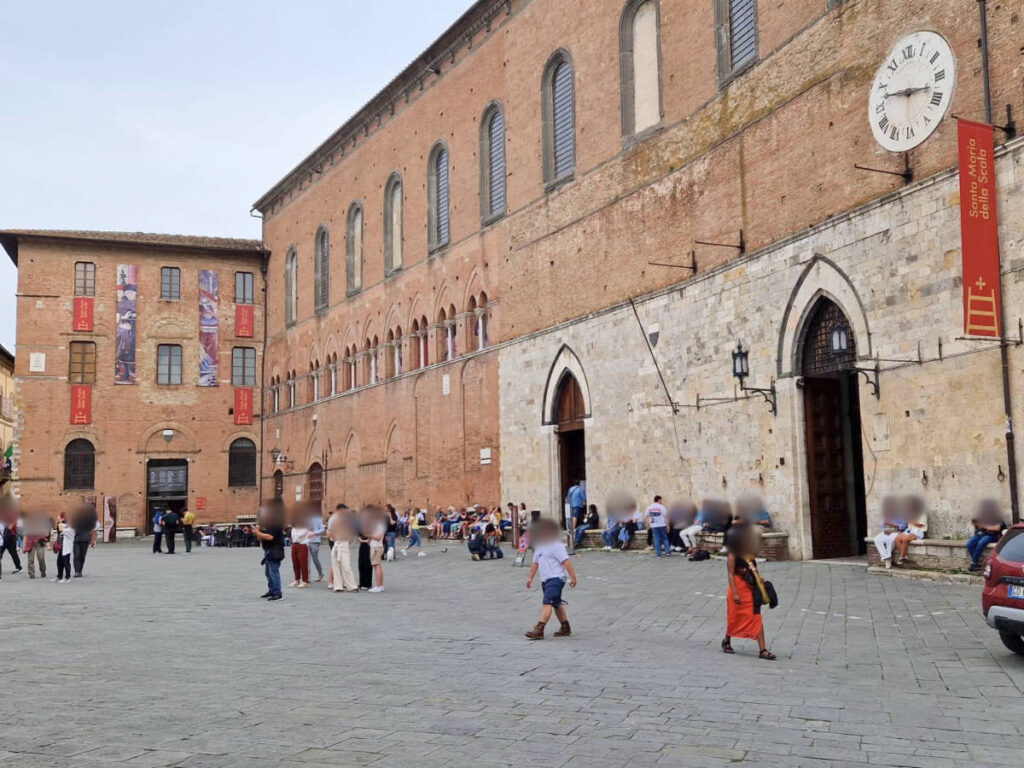 The crowd walking around Complesso Santa Maria La Scala