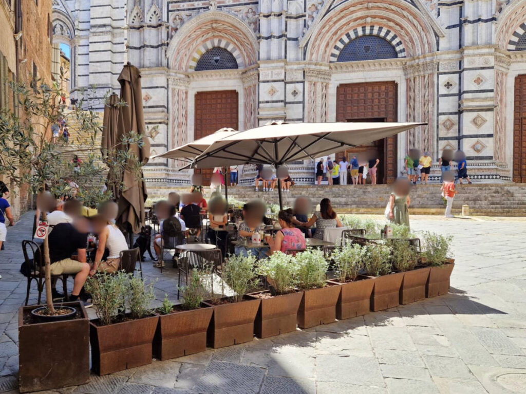 people enjoying their wine at the al fresco of Enoteca Sotto al Duomo