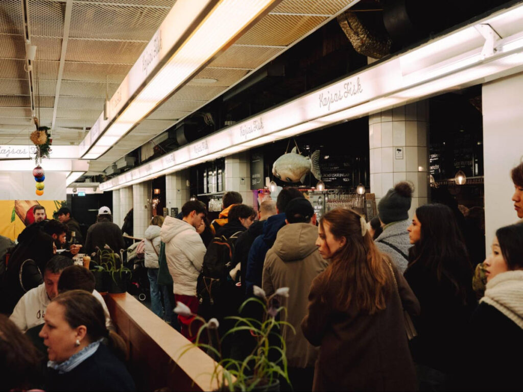 The crowd lining at the Hötorgshallen