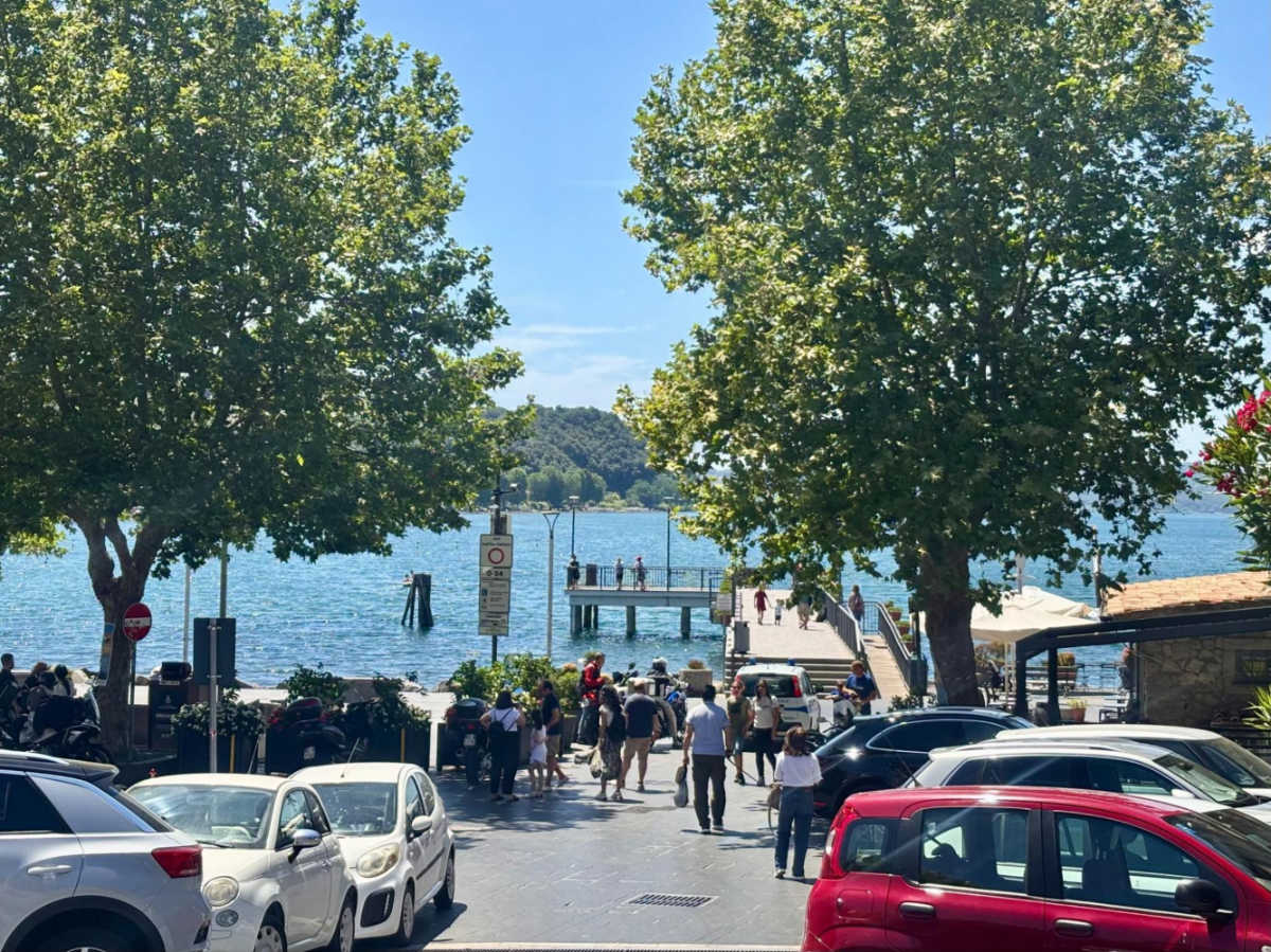 The tourists and cars in the street at Lago di Bracciano