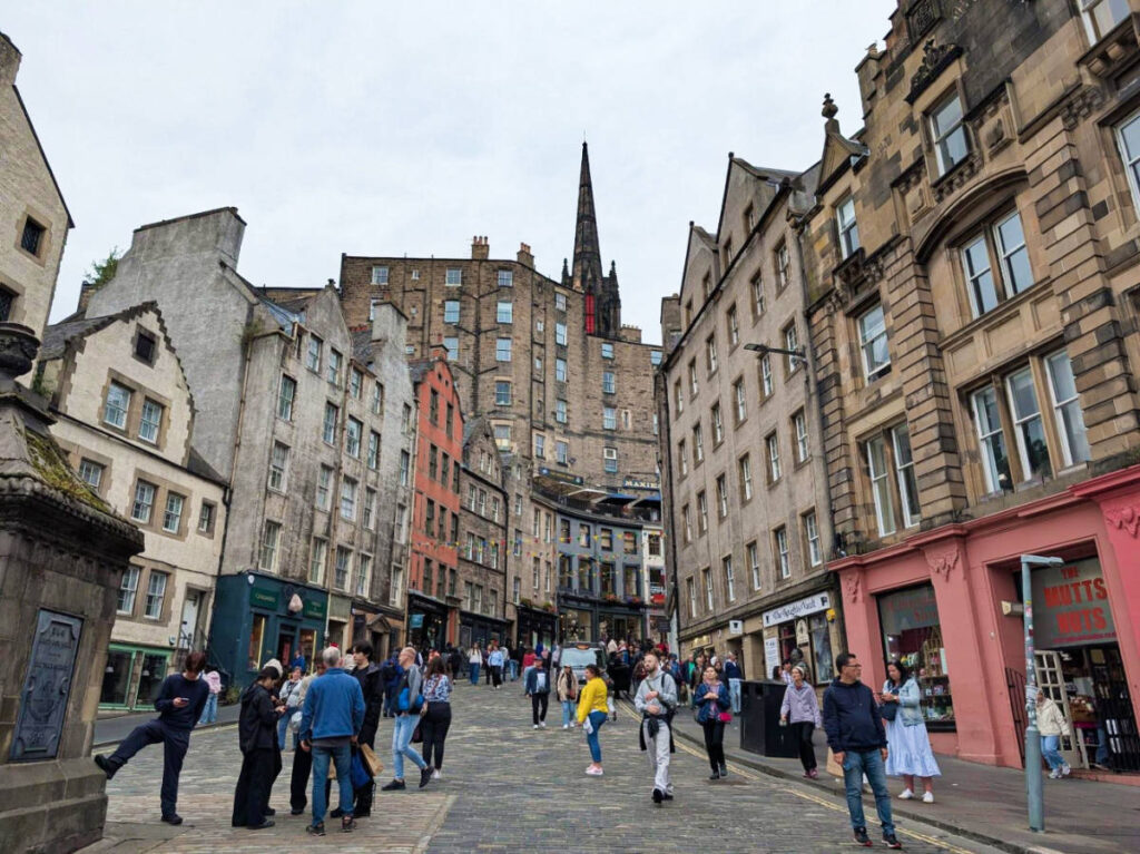 The crowd wandering around the Victoria Street