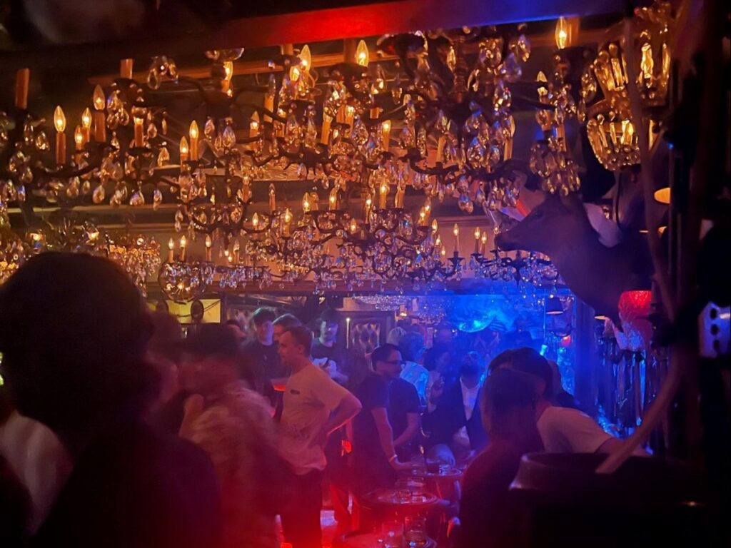 People enjoying the night at DJ Bar Oath