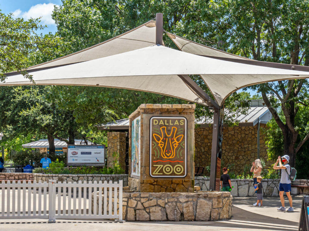 A family at the entrance of Dallas Zoo