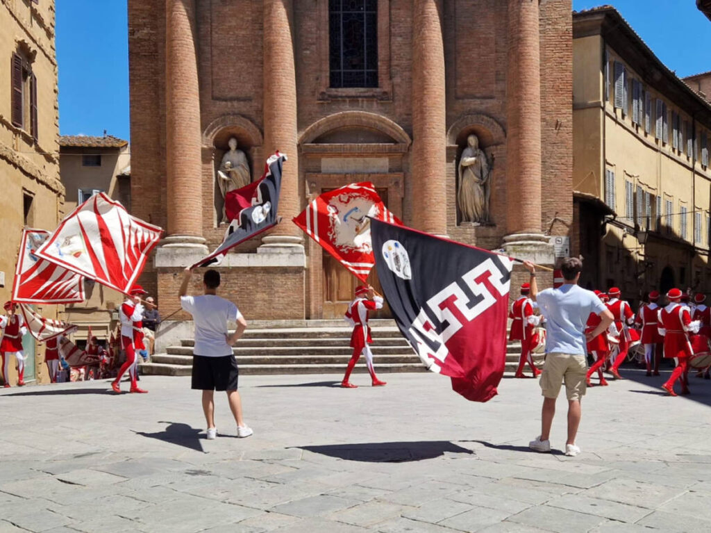 Crowd at the demonstrations of Giraffa and Civetta contradas in front of Piazza Tolomei