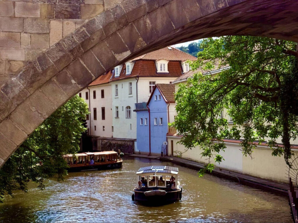 View of the River boats in the Devil’s Channel