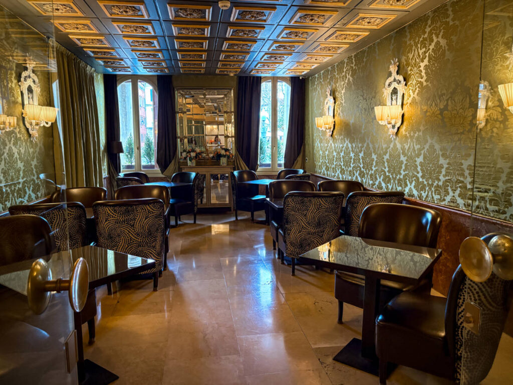 Chairs and tables on a dining area at Hotel Principe