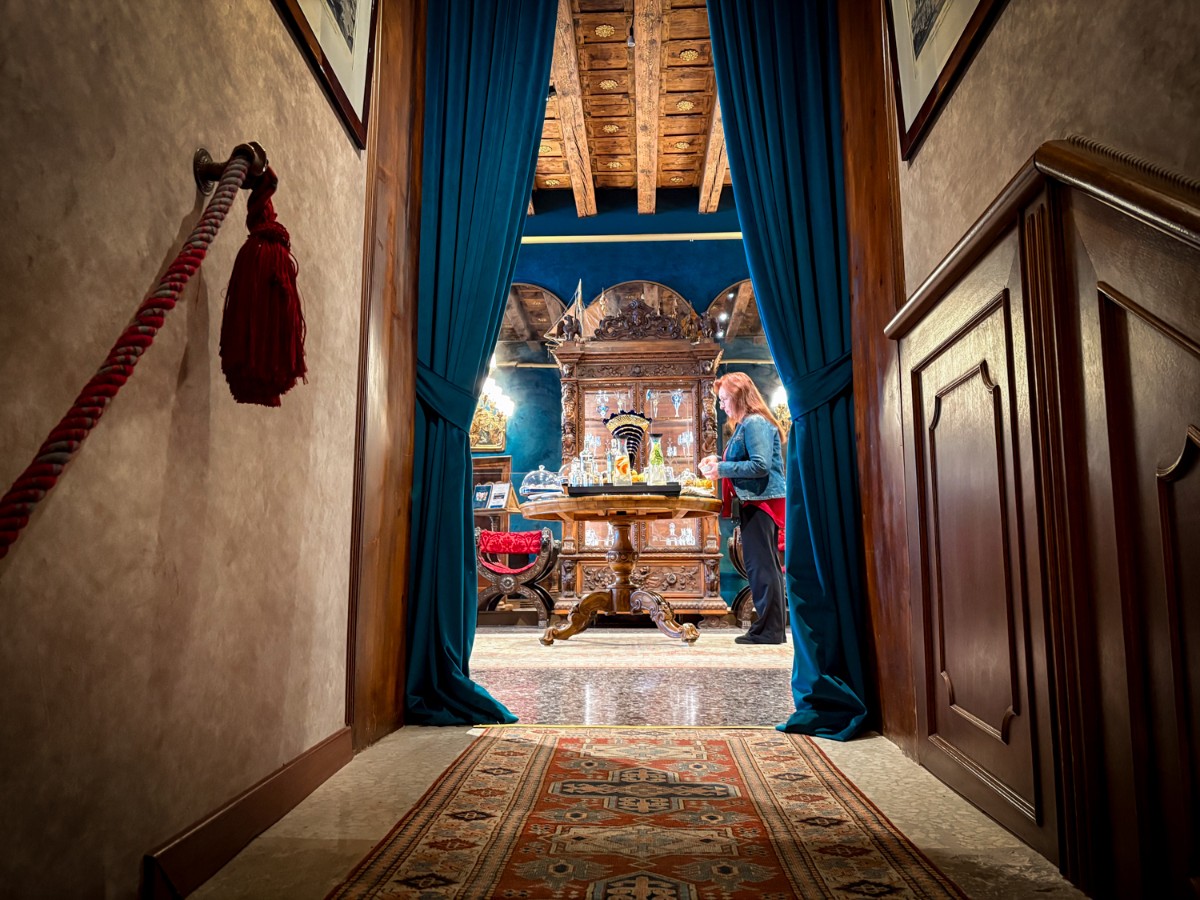 View of the entrance to the Dining hall of Palazzo Priuli