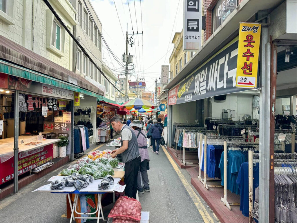The vendors preparing at the street market of Dongnae Traditional Market