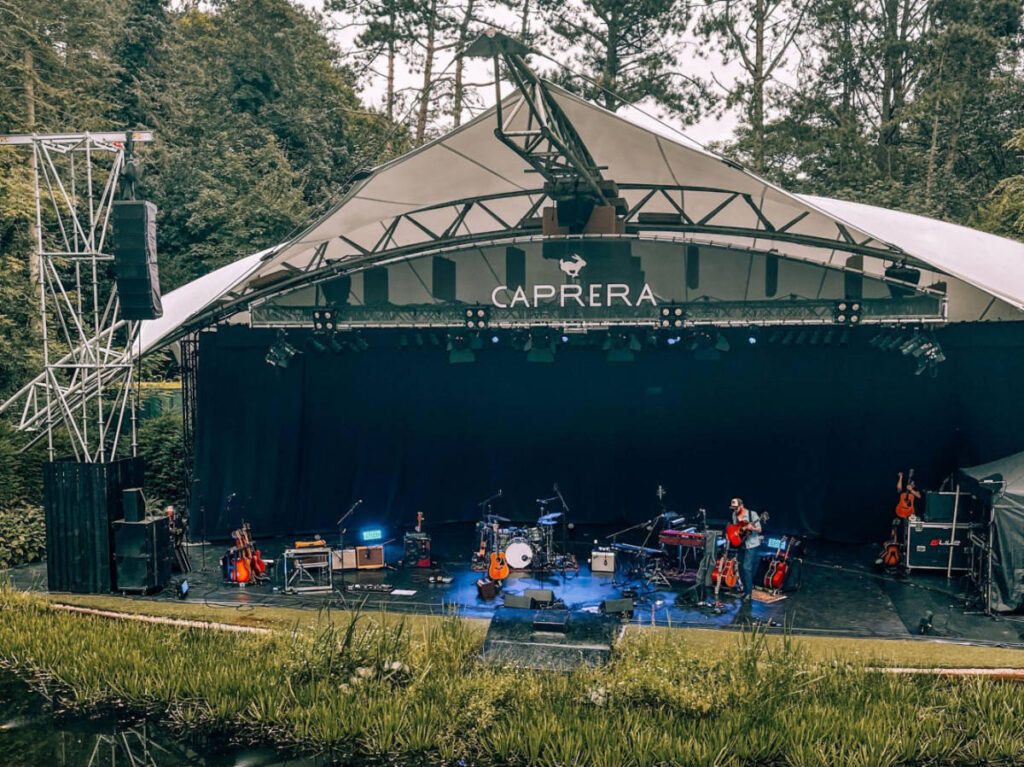 The Douwe Bob's band  setting up on the stage
