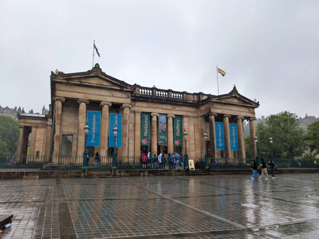 View of the Edinburgh National Gallery from the outside on a rainy day