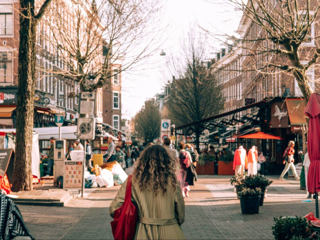 A lady walking along the Eerste van der Helstraat