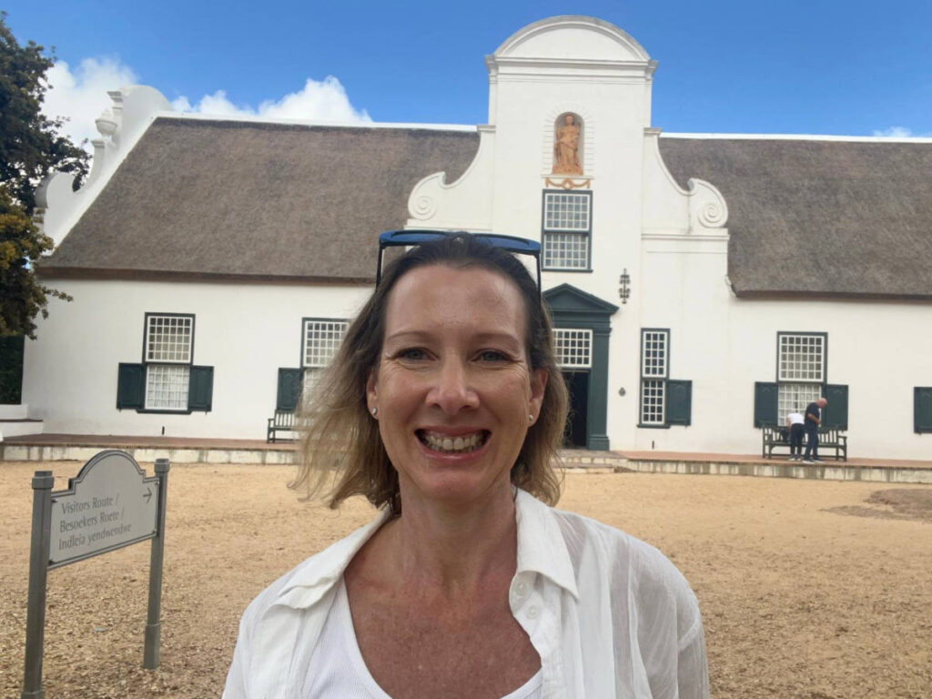 The author Elise Kirsten, smiling for a photo at the Original Manor House
