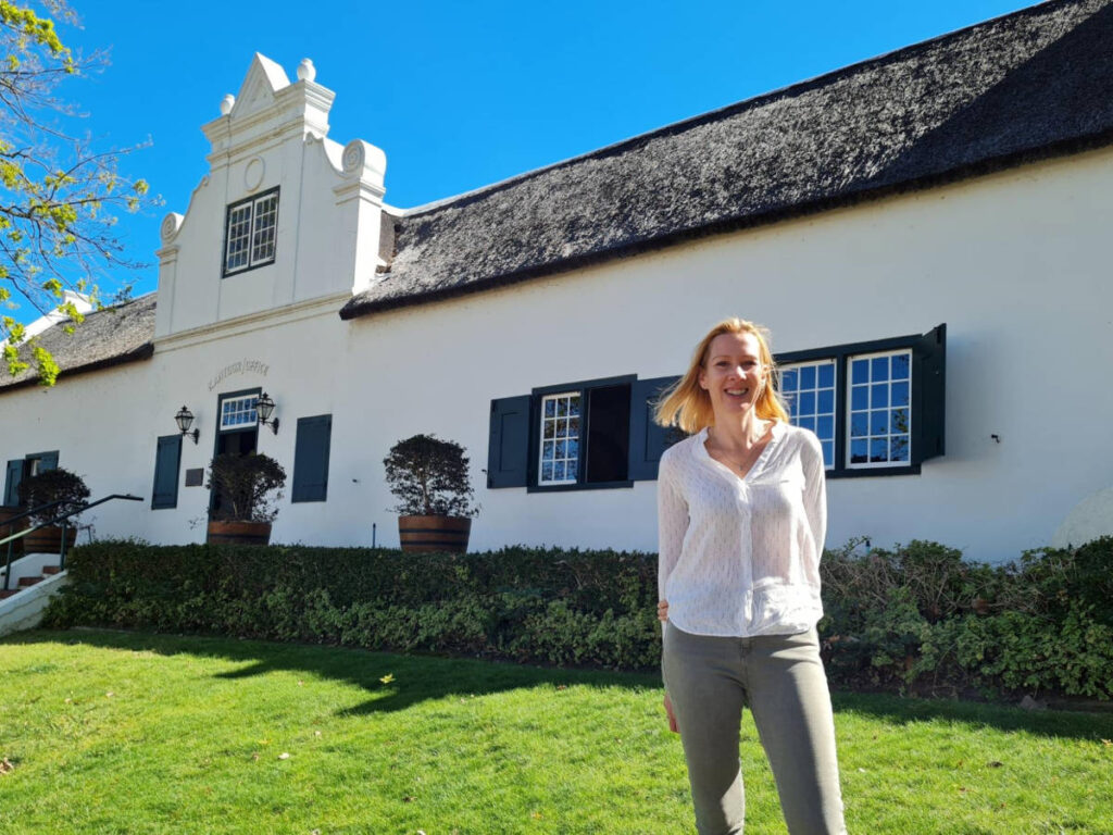The author Elise Kirsten, smiling for a photo at the Neethlingshof Wine Estate