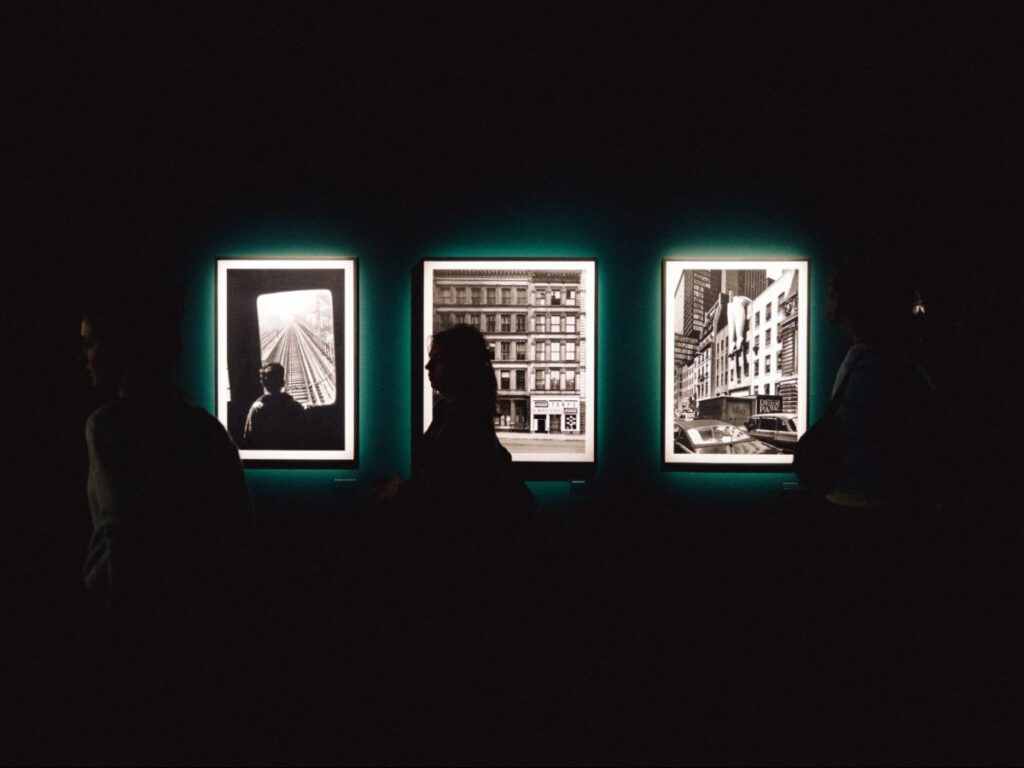 The silhouette of the people in front of the photos by Elliott Erwitt 