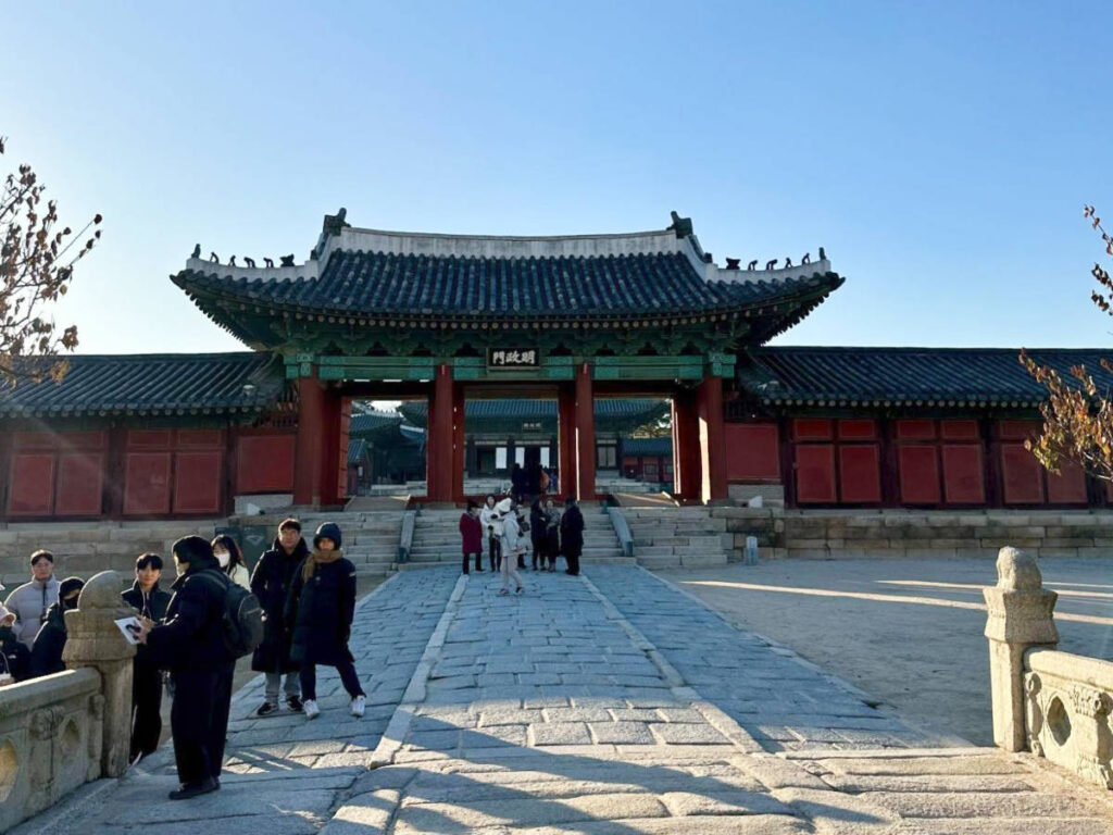 People at the entrance to Changdeokgung palace