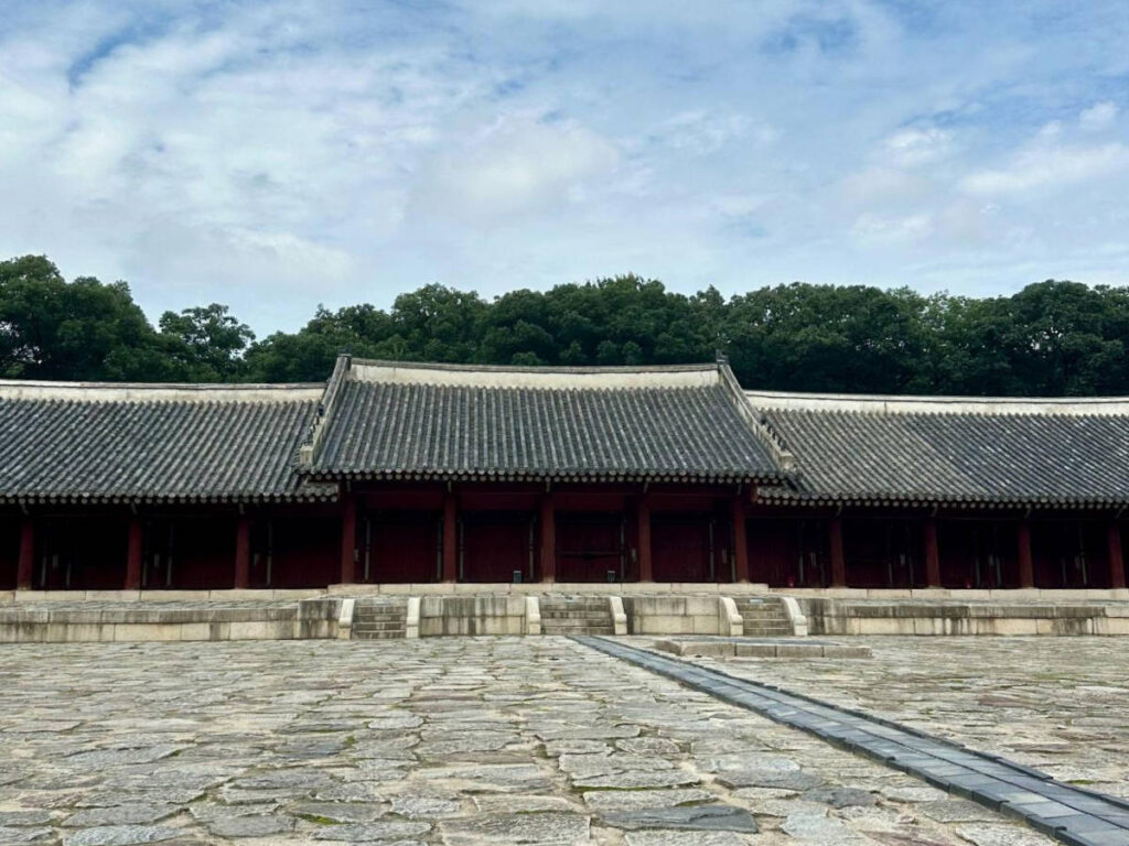 View of the entrance to the Jongmyo Shrine