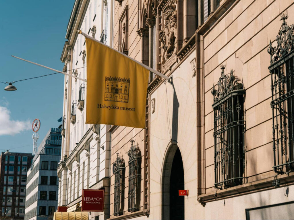 A yellow flag with the logo of Hallwylska Museet at the entrance