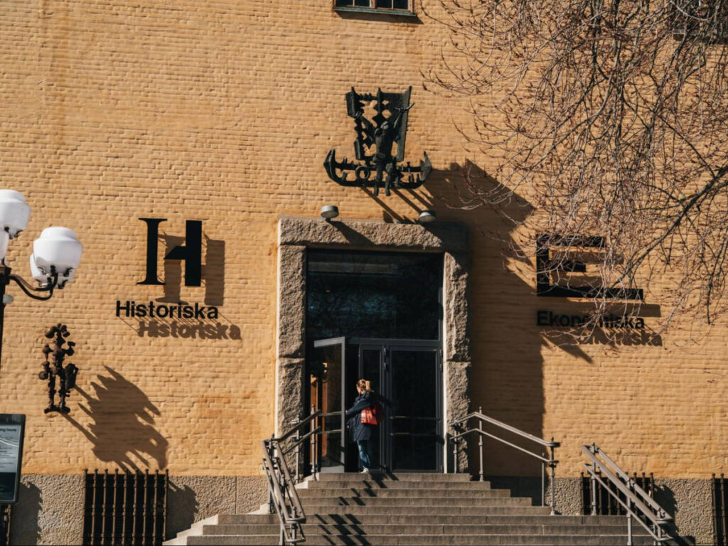 A woman at the entrance to the Historiska Museet