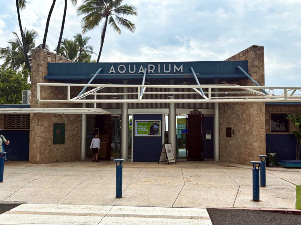 View of the entrance to the Waikiki aquarium