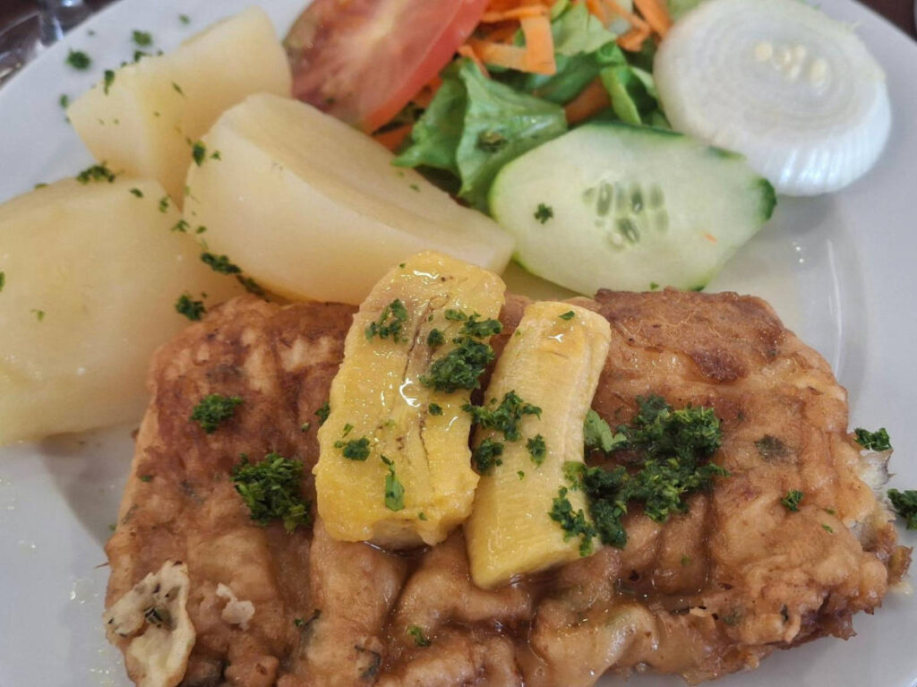 A plate of espada com banana