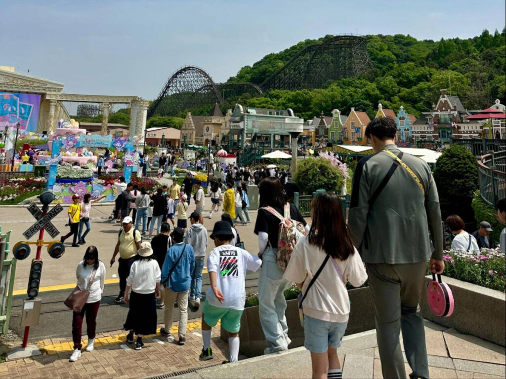 Crowd at the Everland’s main plaza with the view of the T-Express wooden rollercoaster